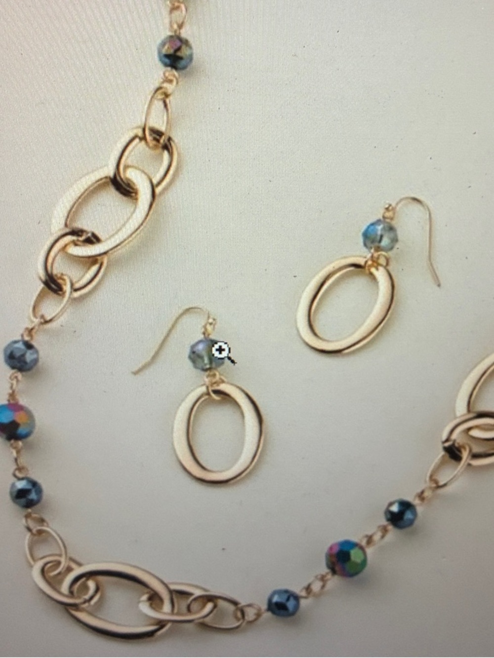 Avon. Aurora chain link necklace and earrings set